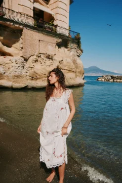 Alaira. Vestido bordado