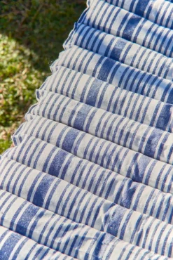 Almofada de espreguiçadeira em algodão reciclado às riscas azuis Haiti 60x175x2