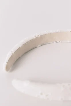 Bandolete com bordado suíço branco