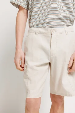 Bermudas curtas em linho corte confortável