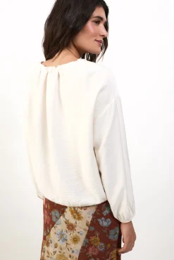 Blusa com laçadas
