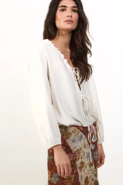 Blusa com laçadas