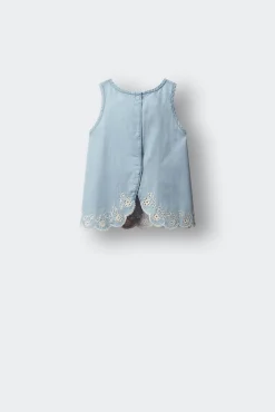 Blusa em denim leve com recortes para menina