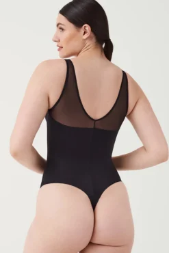 Body modelador de tule de cetim e tanga de compressão de cetim