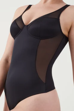 Body modelador de tule de cetim e tanga de compressão de cetim