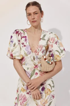 Bolsa de ráfia com alça elegante.