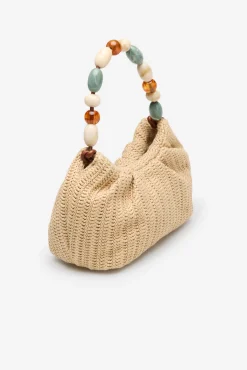 Bolsa de ráfia com alça elegante.