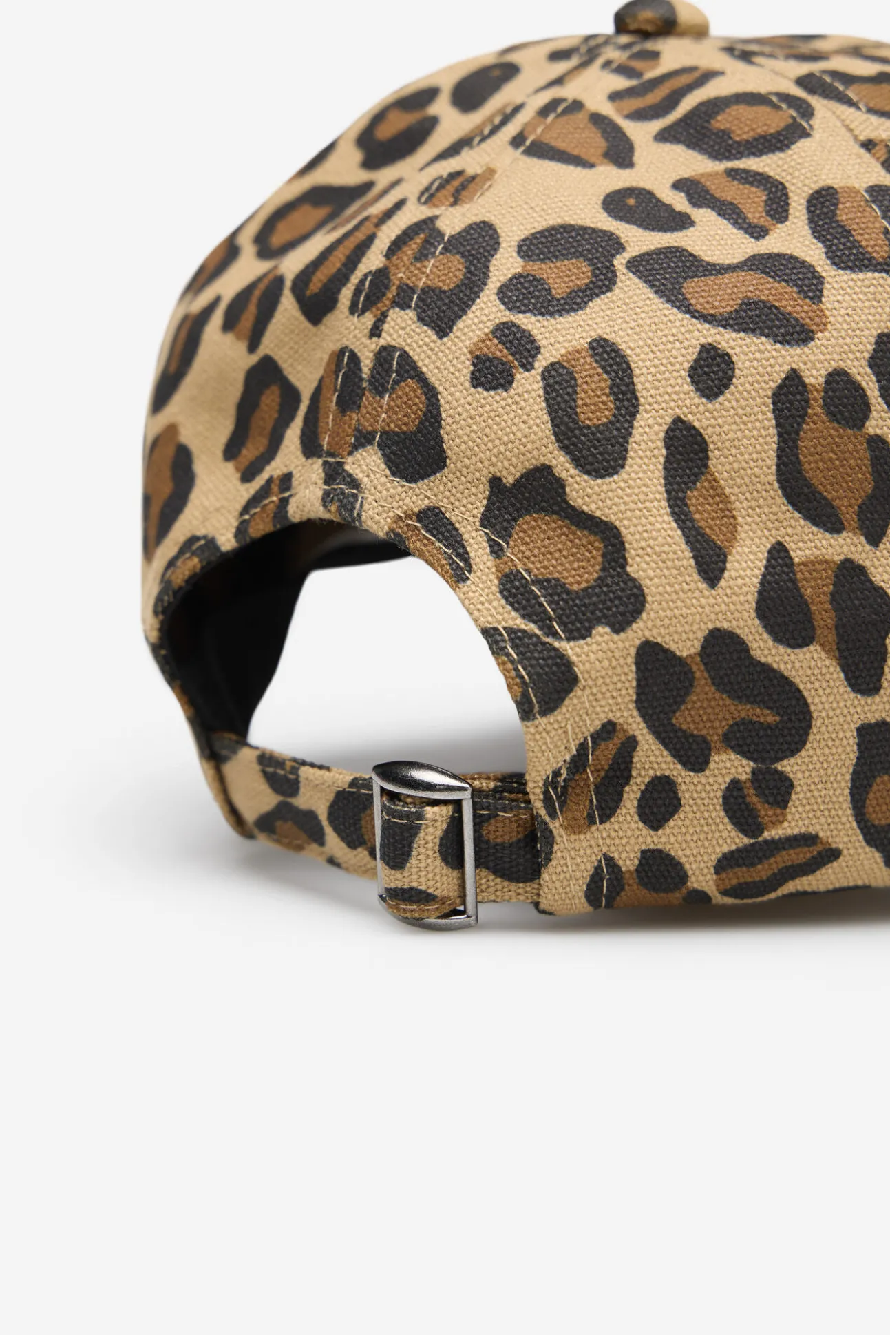Boné com estampa de leopardo