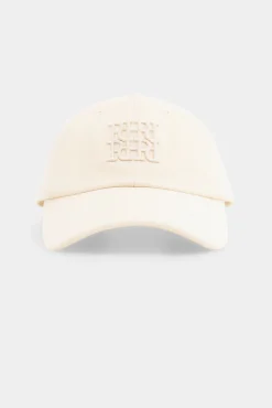 Boné com logo bordado