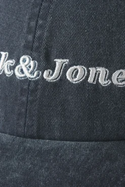 Boné em algodão bordado