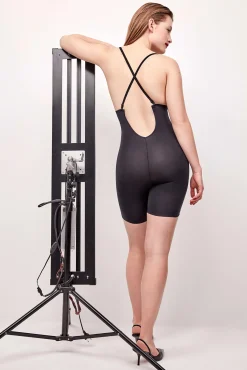 Calça body com decote extremo