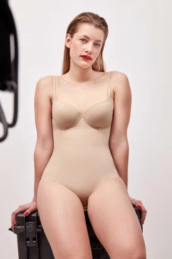 Calça body com decote extremo