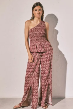 Calça comprida com abertura na bainha