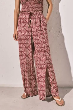 Calça comprida com abertura na bainha