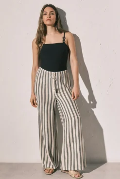 Calça comprida com estrutura de riscas
