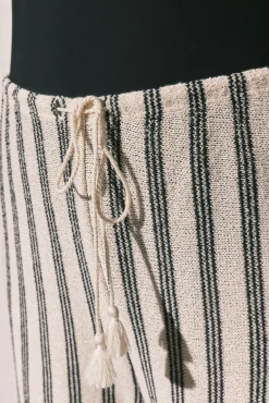 Calça comprida com estrutura de riscas