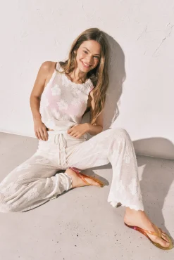 Calça comprida em crochet bege