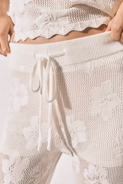 Calça comprida em crochet bege