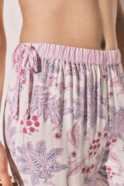 Calça comprida estampada de flores rosa