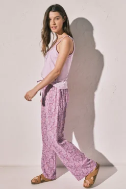 Calça comprida estampada de flores rosa