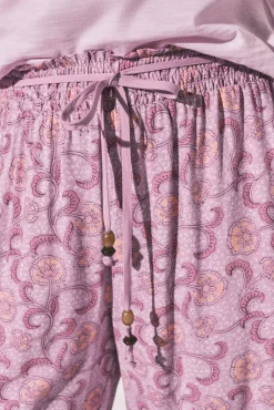 Calça comprida estampada de flores rosa
