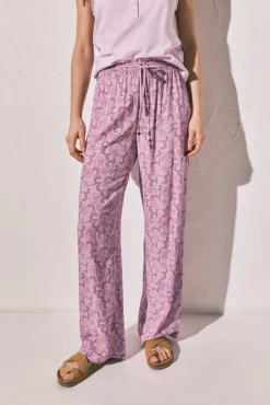 Calça comprida estampada de flores rosa