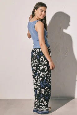 Calça comprida estampada de flores azul