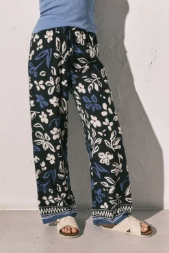 Calça comprida estampada de flores azul