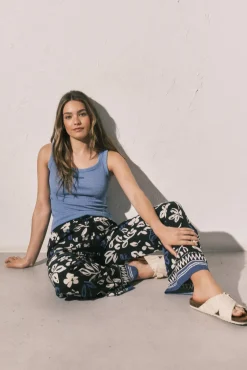 Calça comprida estampada de flores azul