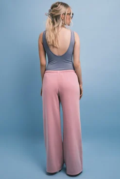 Calça comprida flare em felpa rosa