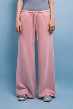 Calça comprida flare em felpa rosa