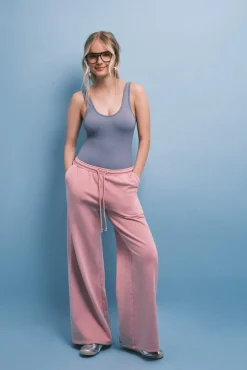 Calça comprida flare em felpa rosa