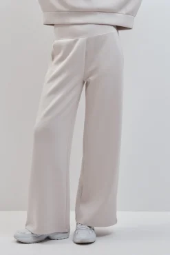 Calça comprida larga em modal cinza escuro