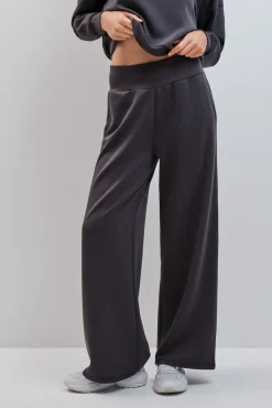 Calça comprida larga em modal cinza