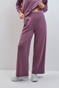 Calça comprida larga em modal grená