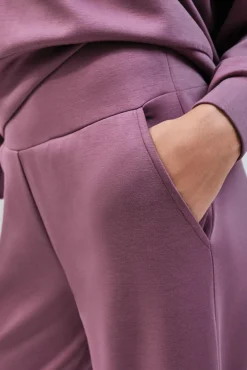 Calça comprida larga em modal grená
