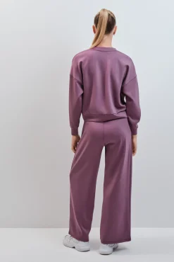 Calça comprida larga em modal grená