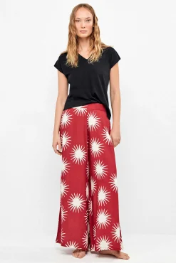 Calça comprida perna larga com estampado de sóis