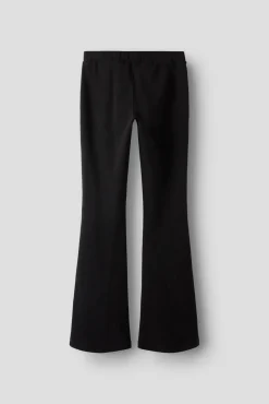 Calça de malha baixa e boca de sino.