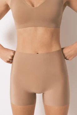 Calça internos bege de corte limpo