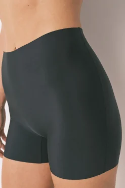 Calça internos pretos de corte limpo