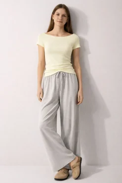Calça larga com cordão ajustável