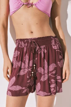 Calções com estampado floral e franjas