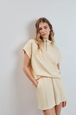 Calções largos em viscose suave amarelo