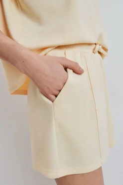 Calções largos em viscose suave amarelo