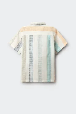 Camisa de manga curta bordada às riscas para menino