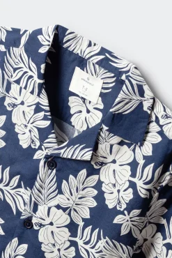 Camisa de manga curta com flores azul para menino