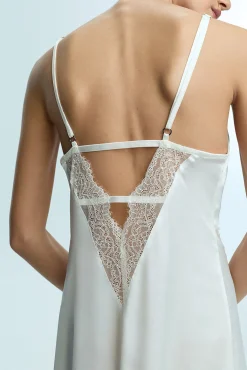 Camisa de dormir comprida de noiva em cetim com abertura e renda