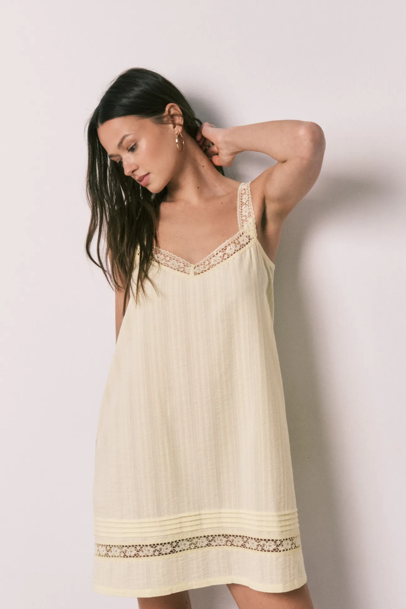 Camisa de dormir curta em algodão com renda amarelo