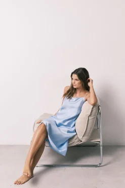 Camisa de dormir midi de alças em cetim azul